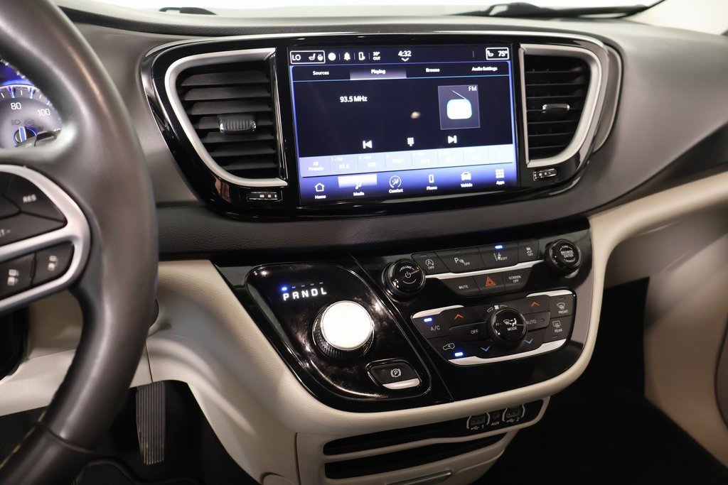 Used 2023 Chrysler Pacifica Touring-L image 5