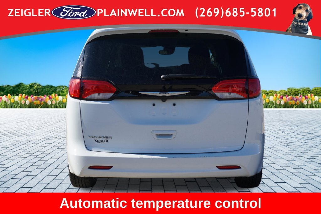 Used 2023 Chrysler Voyager LX FWD image 4