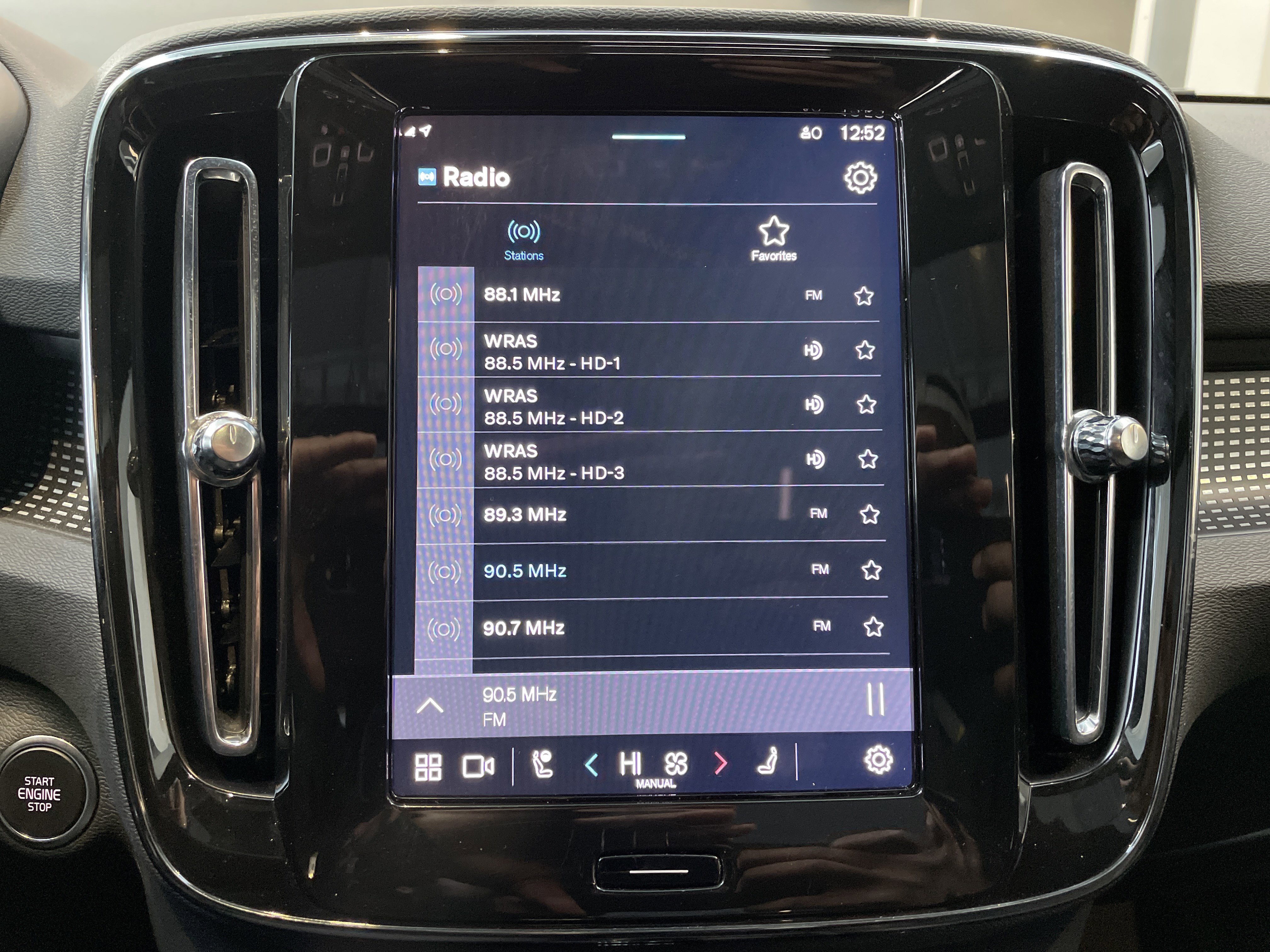 Used 2025 Volvo XC40 B5 Plus image 26