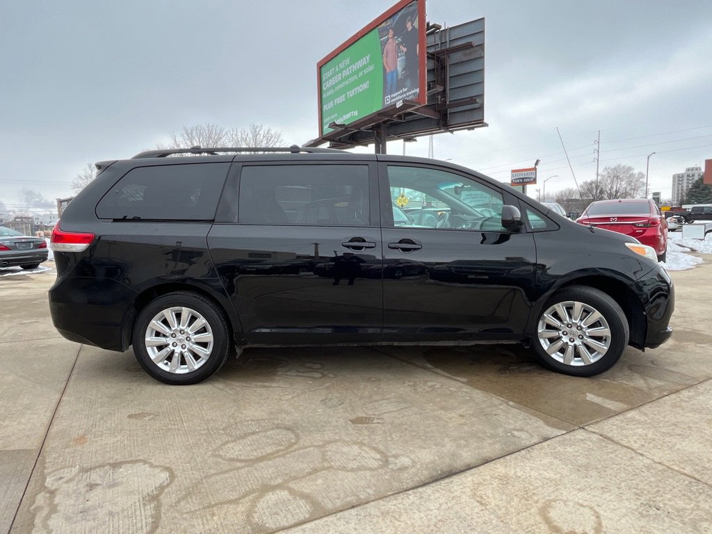 Used 2012 Toyota Sienna LE AWD/4WD image 4