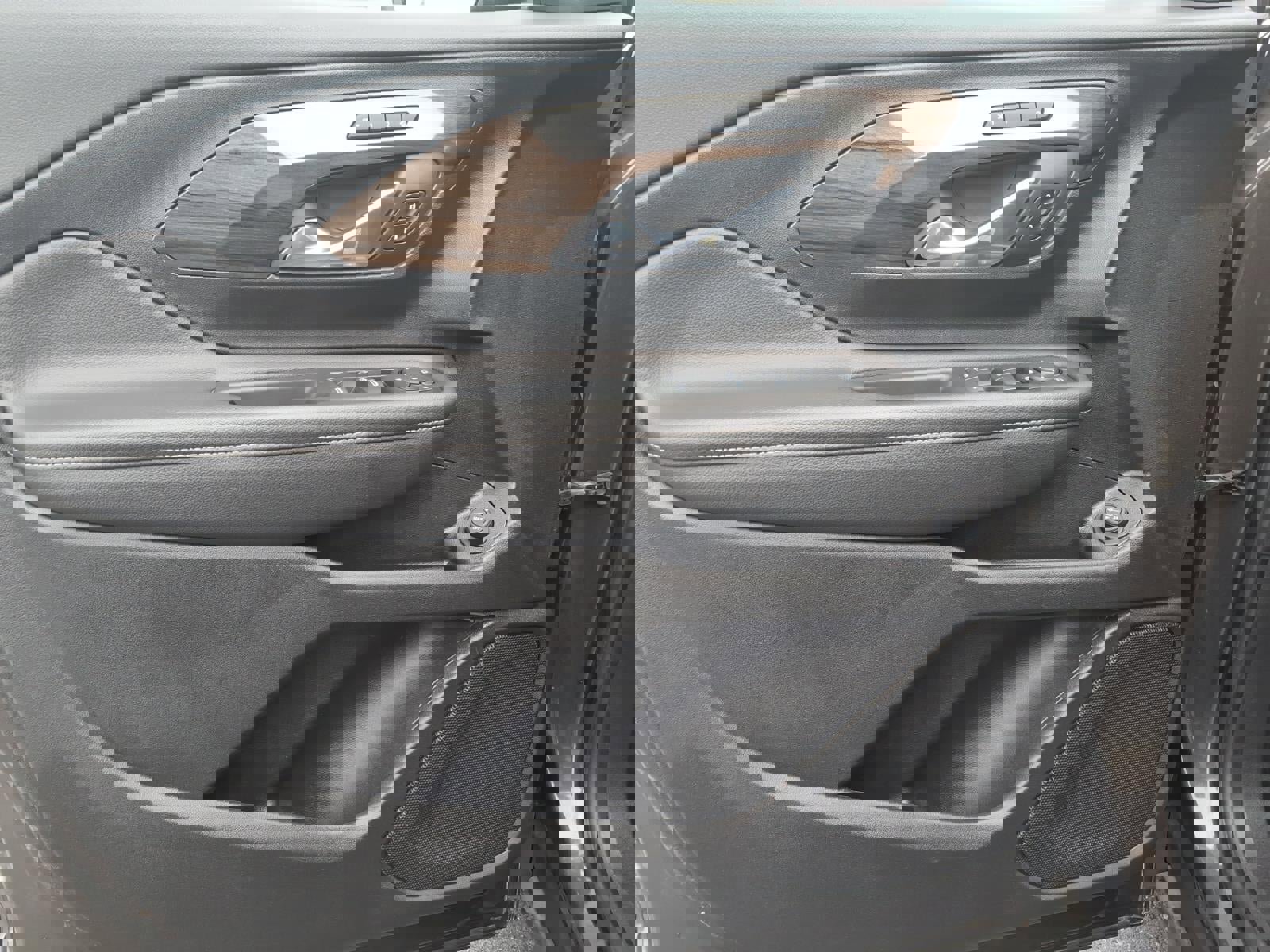 Used 2020 GMC Terrain Denali w/ Denali Premium Package AWD/4WD image 8