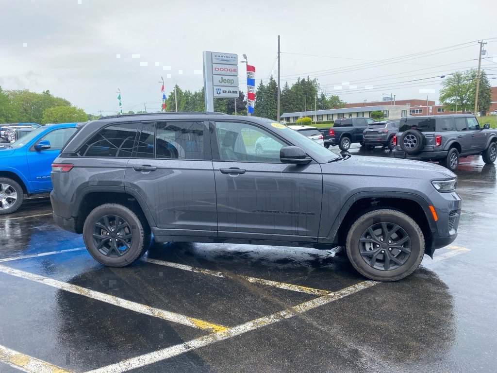 Used 2024 Jeep Grand Cherokee Altitude image 5