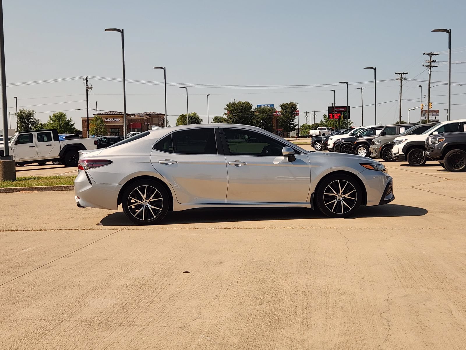 Used 2023 Toyota Camry SE w/ Convenience Package FWD image 7