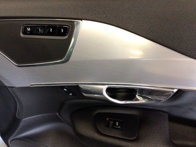 Used 2016 Volvo XC90 T8 Momentum w/ Vision Package AWD/4WD image 17