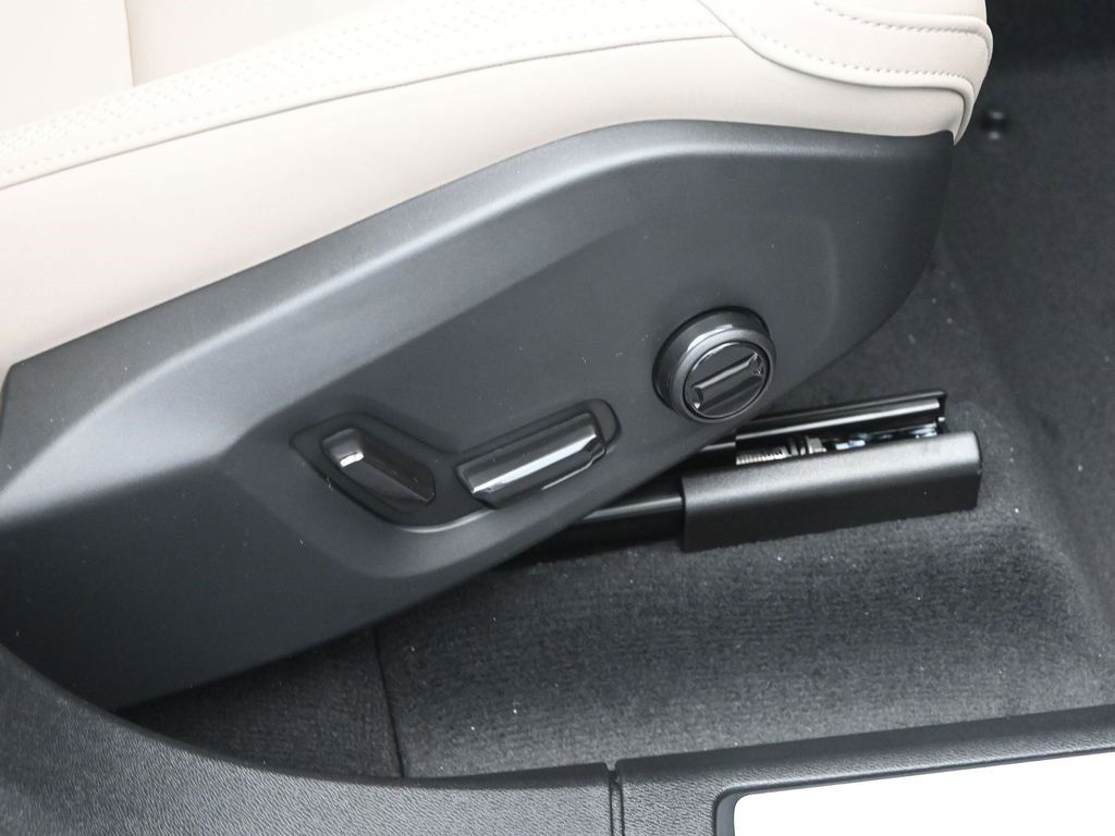 New 2026 Volvo XC60 B5 Plus w/ Protection Package Premier image 37
