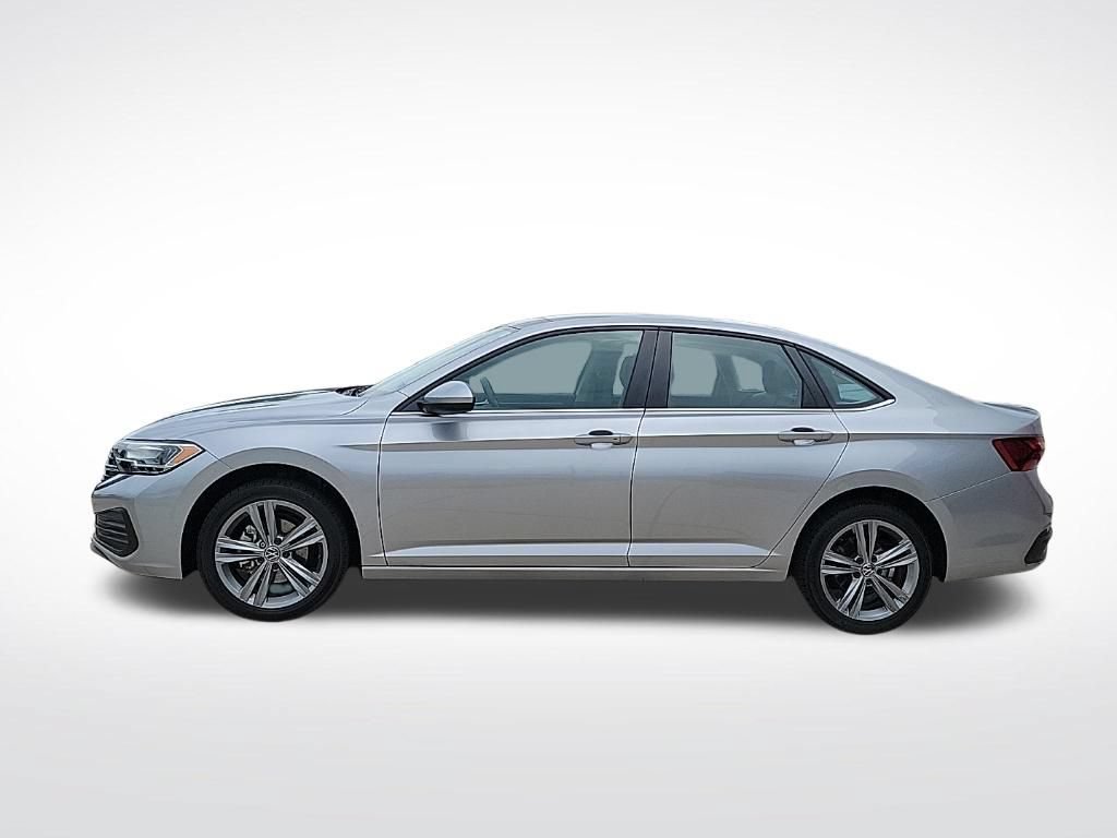 Used 2024 Volkswagen Jetta SE FWD image 2