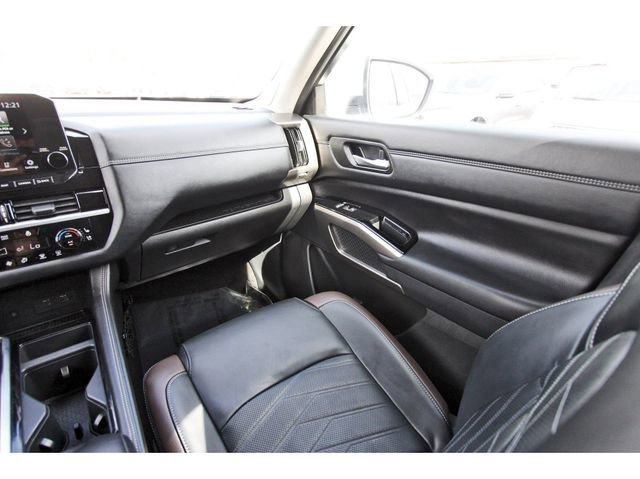 Used 2025 Nissan Pathfinder Platinum w/ Cargo Package image 8