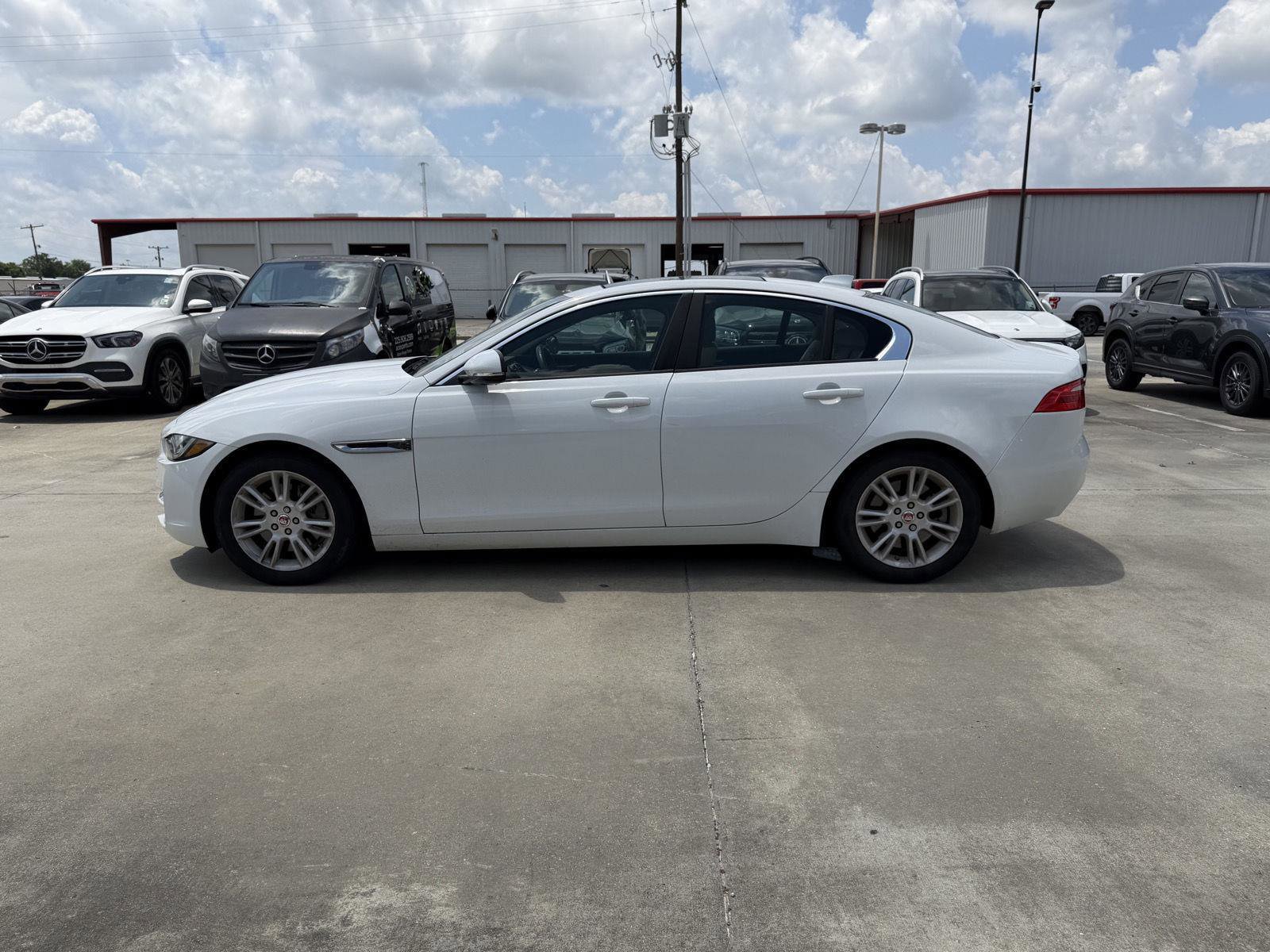 Used 2017 Jaguar XE Premium RWD image 17