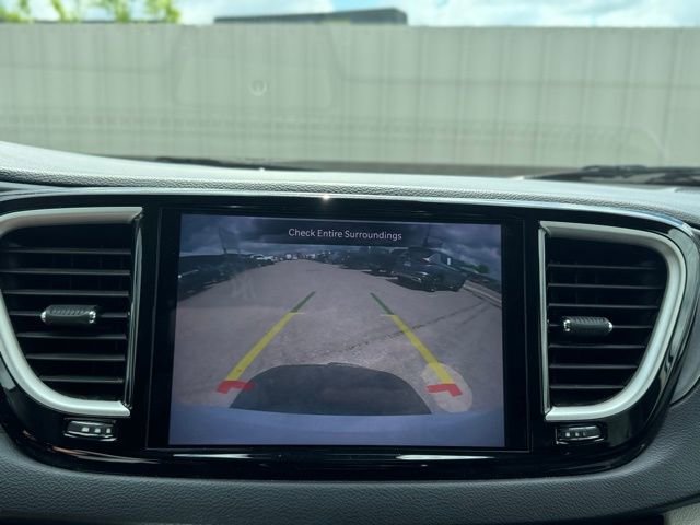 Used 2022 Chrysler Pacifica Touring-L image 18