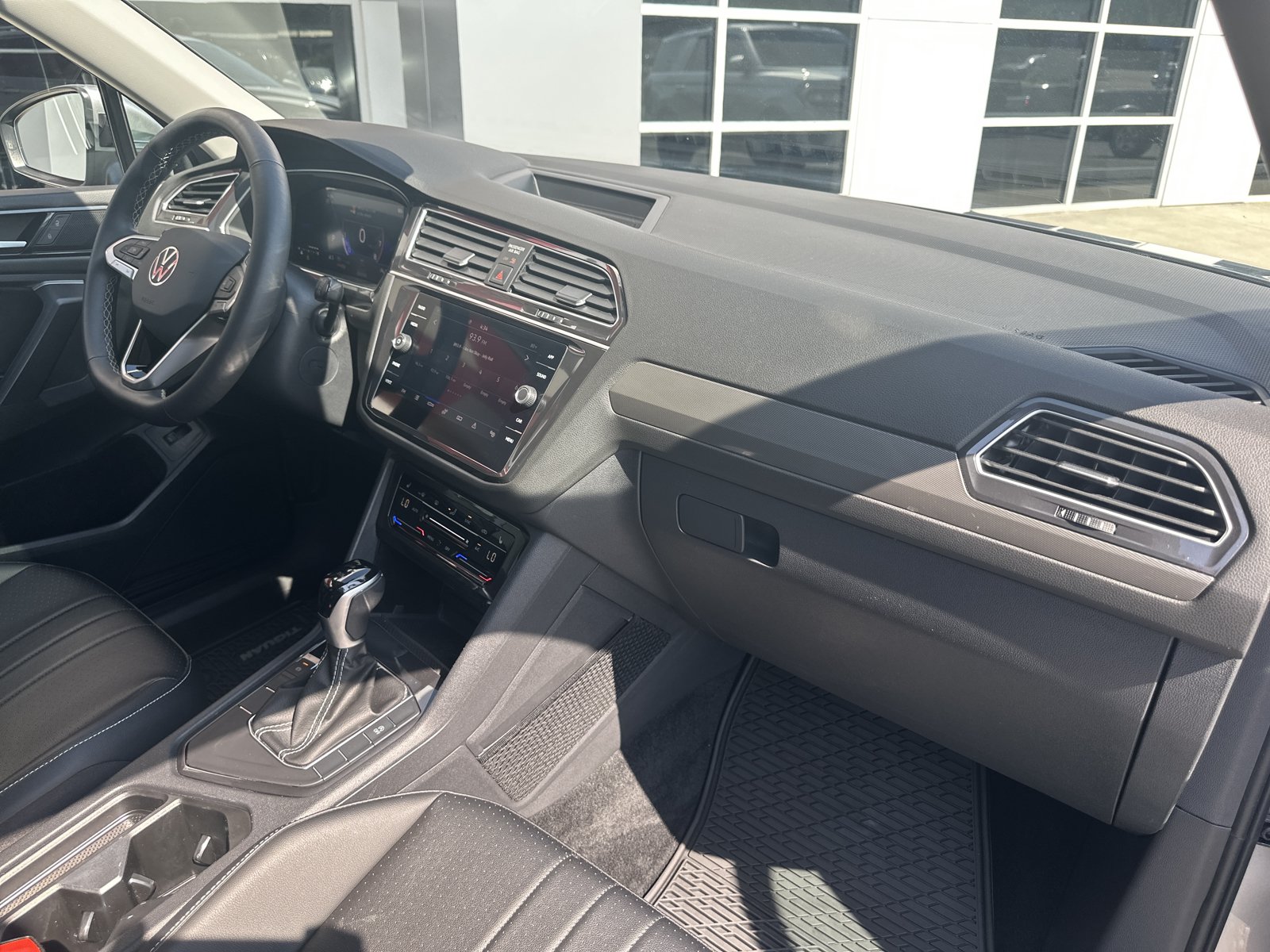 Used 2024 Volkswagen Tiguan SE FWD image 32