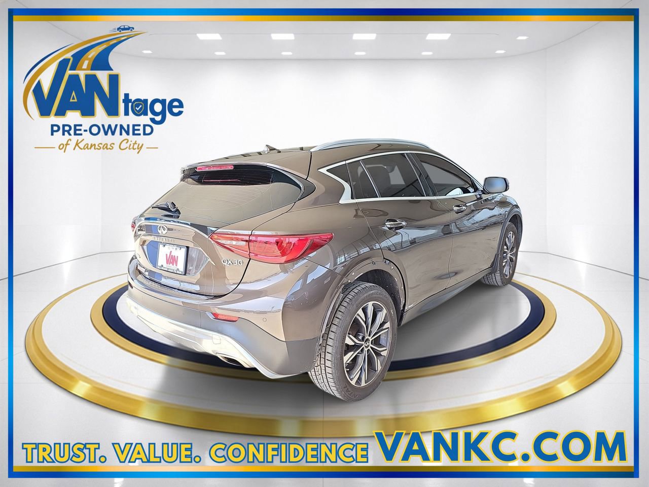 Used 2017 INFINITI QX30 Premium w/ Navigation Package image 6
