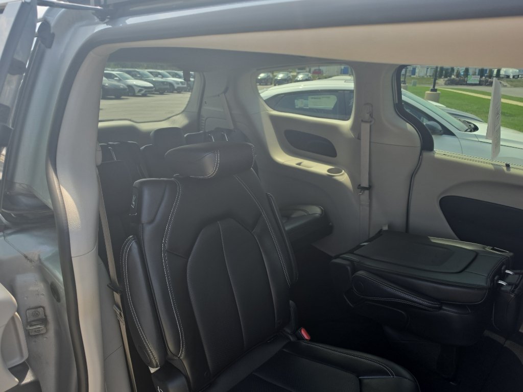 Used 2024 Chrysler Pacifica Touring-L FWD image 12