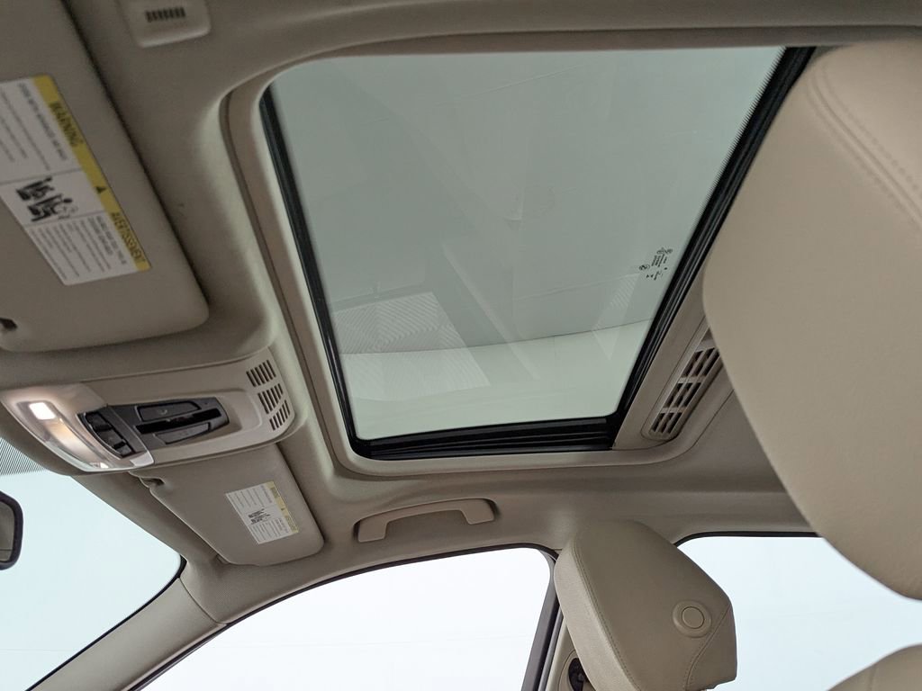 Used 2018 BMW 320i Sedan RWD image 12