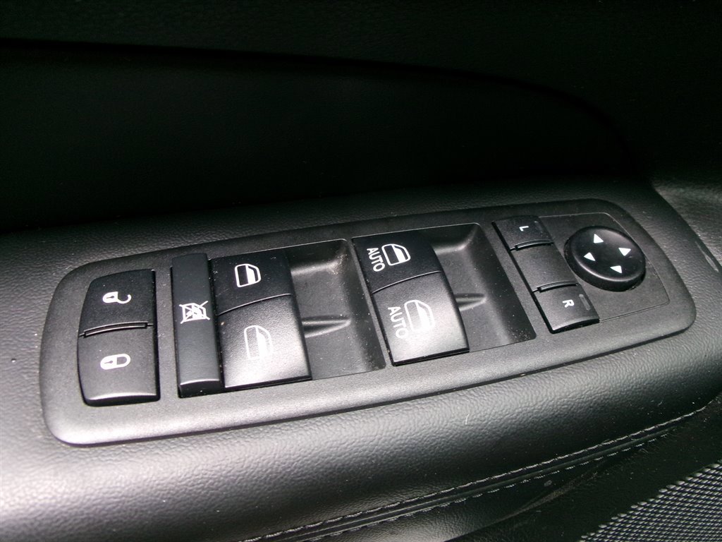 Used 2018 Jeep Grand Cherokee Laredo image 46