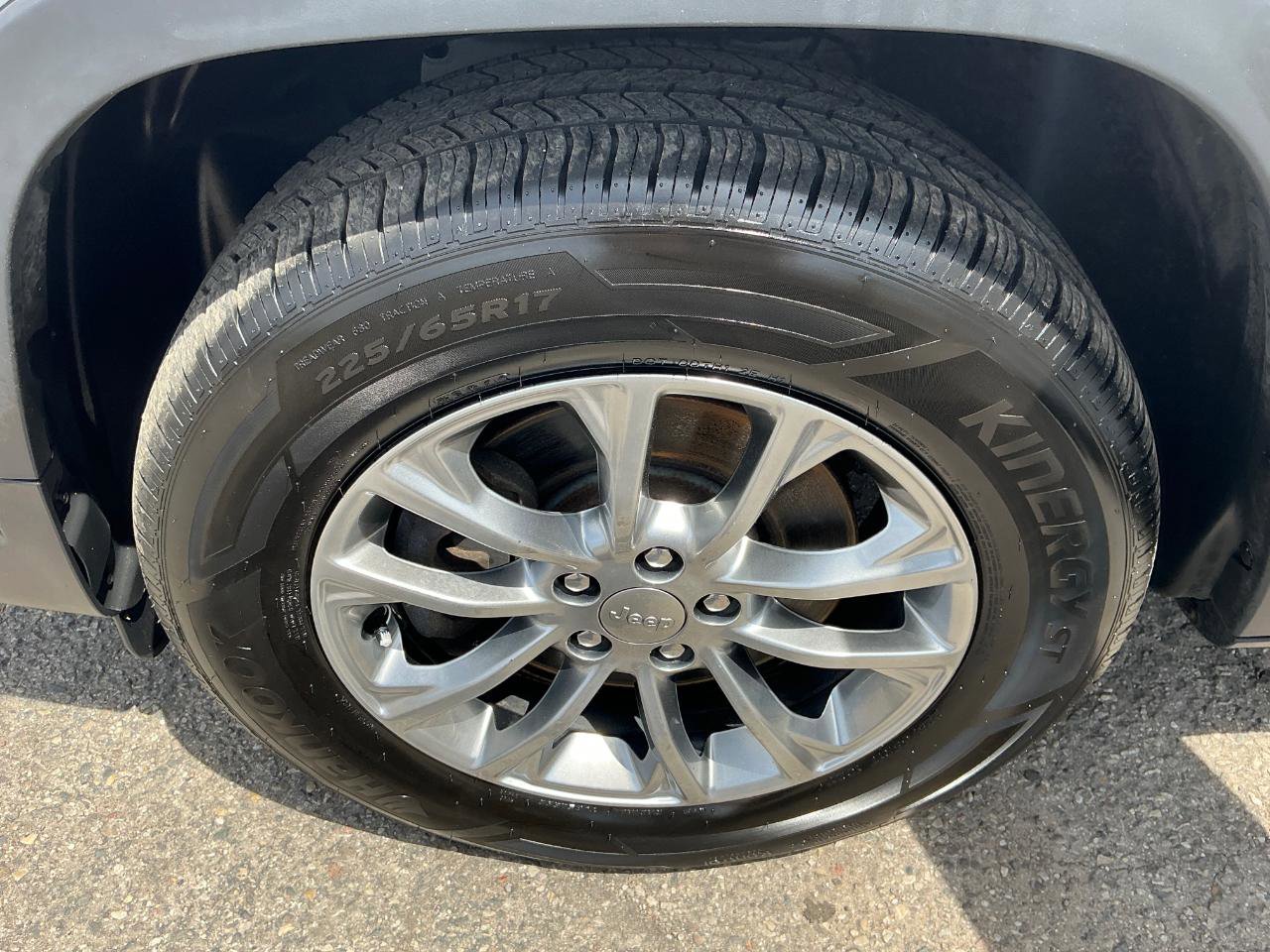 Used 2019 Jeep Cherokee Latitude Plus w/ Cold Weather Group AWD/4WD image 24