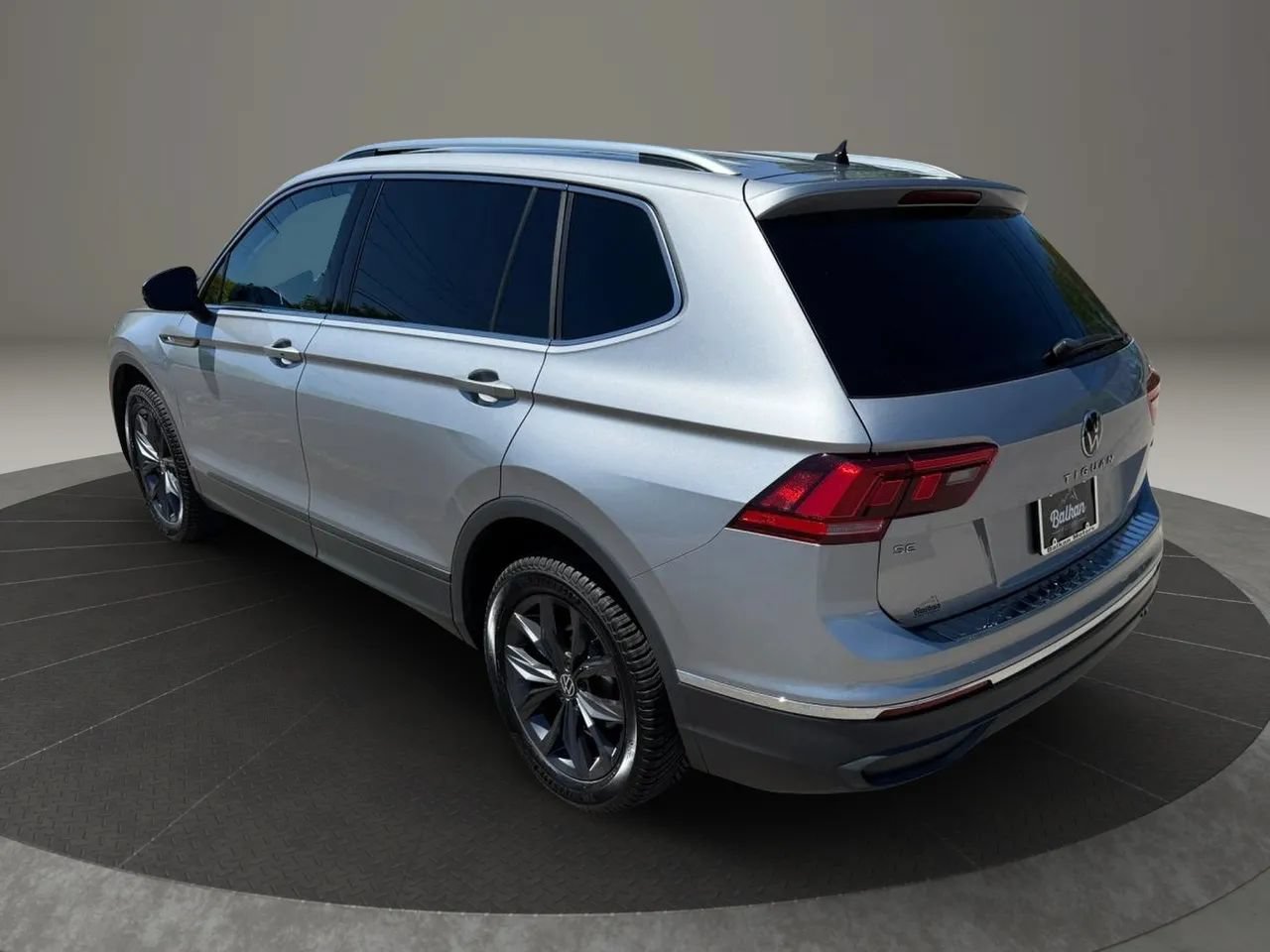 Used 2022 Volkswagen Tiguan SE AWD/4WD image 9