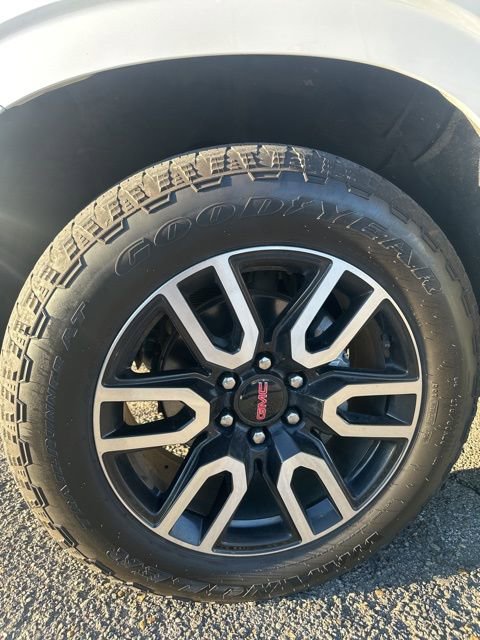 Used 2022 GMC Yukon XL AT4 image 3