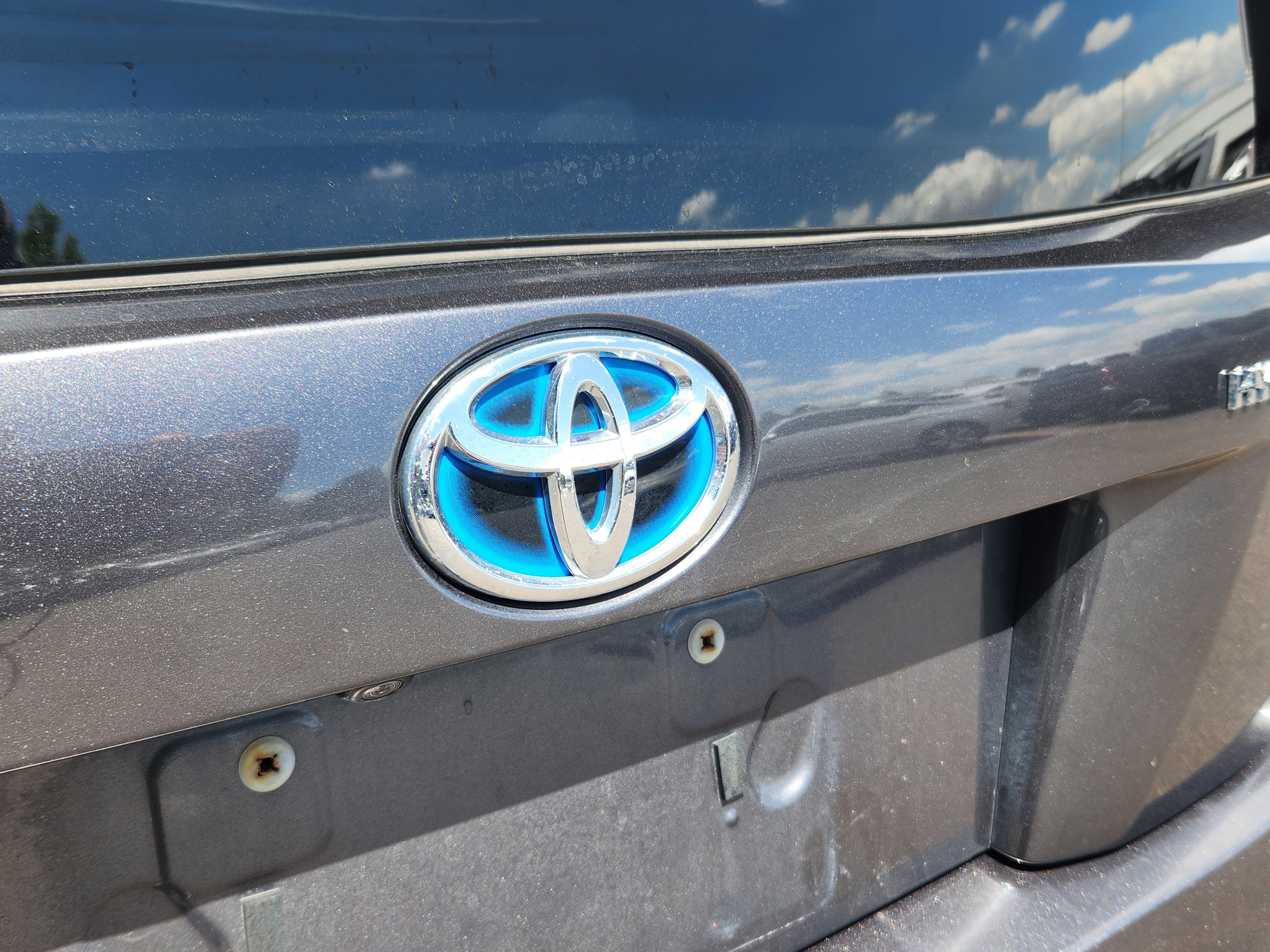 Used 2018 Toyota Prius Three w/ Advanced Technology Package FWD image 17