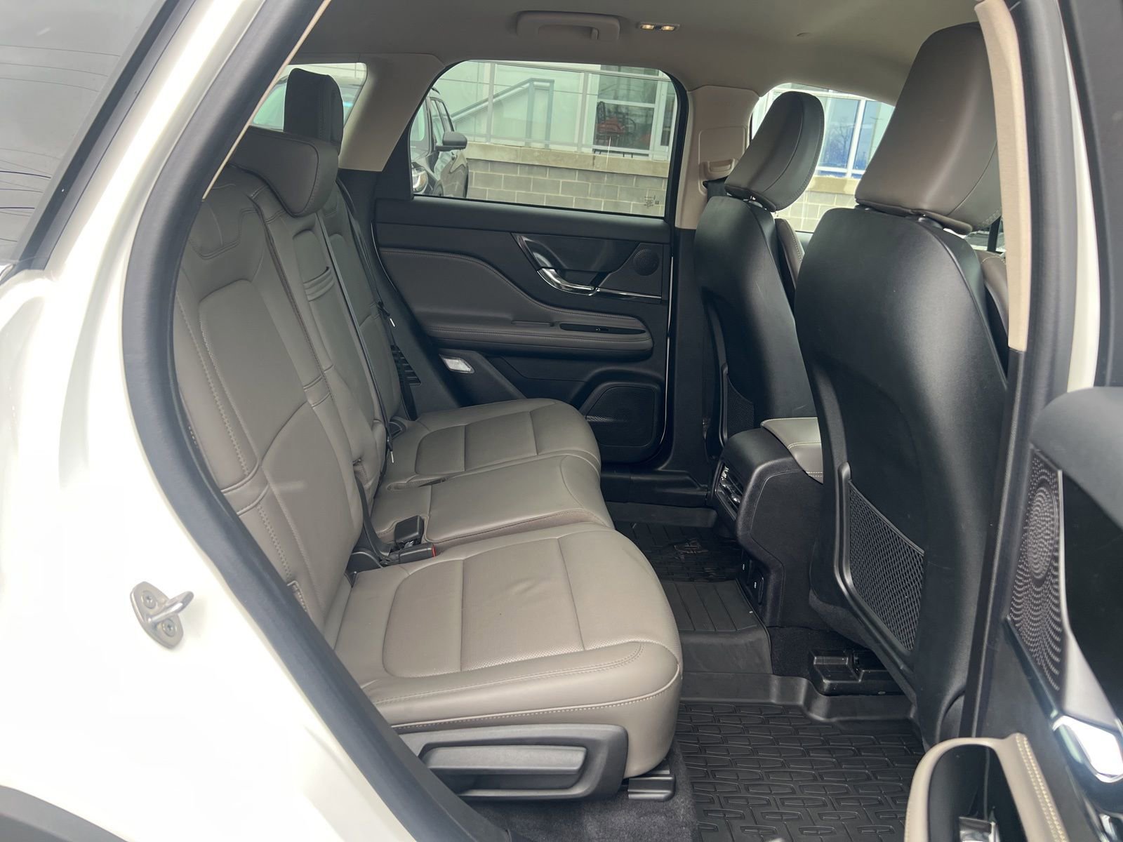 Used 2023 Lincoln Corsair Reserve w/ Rear Removable Package Tray image 28