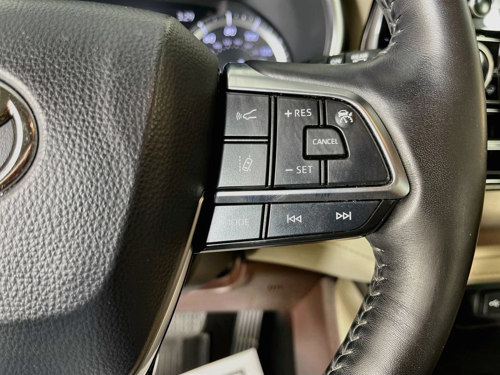 Used 2020 Toyota Highlander Limited FWD image 17