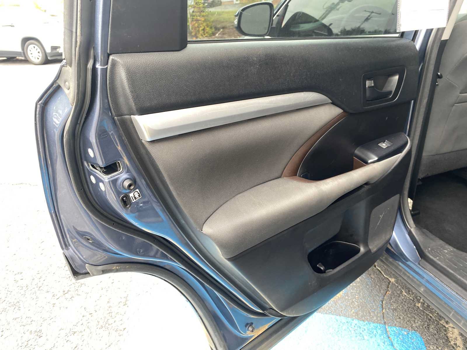 Used 2018 Toyota Highlander LE FWD image 30