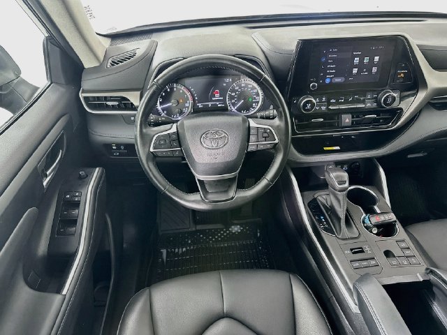 Used 2023 Toyota Highlander XLE AWD/4WD image 11