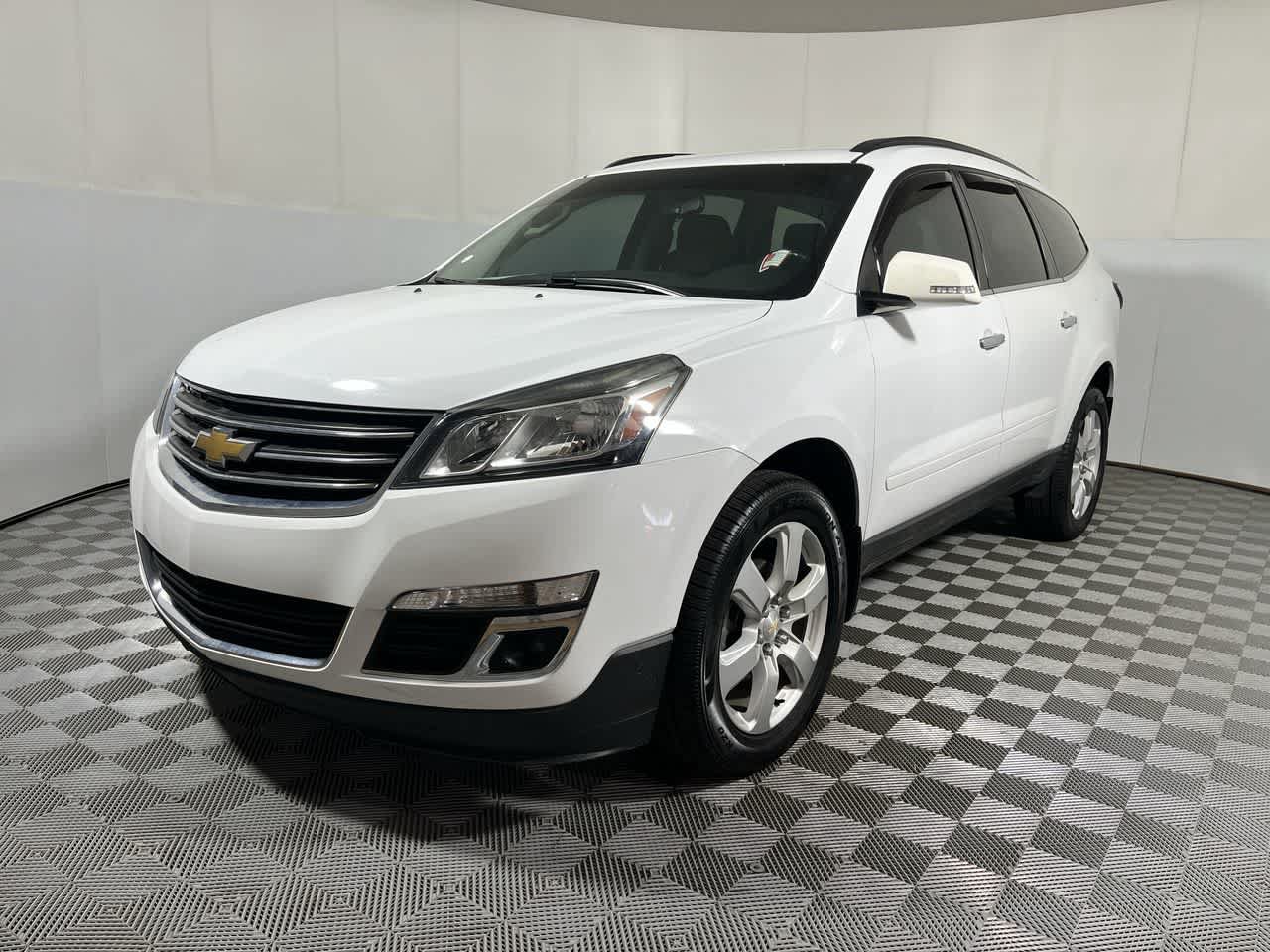 Used 2017 Chevrolet Traverse LT w/ Style and Technology Package FWD image 4