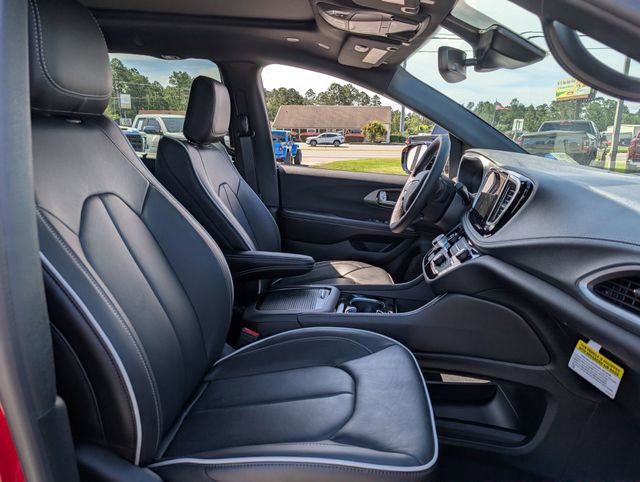 New 2027 Chrysler Pacifica Limited FWD image 30