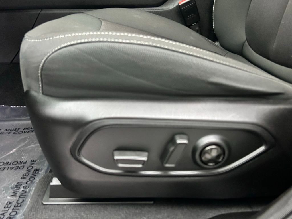 Used 2024 Jeep Grand Cherokee Laredo image 16