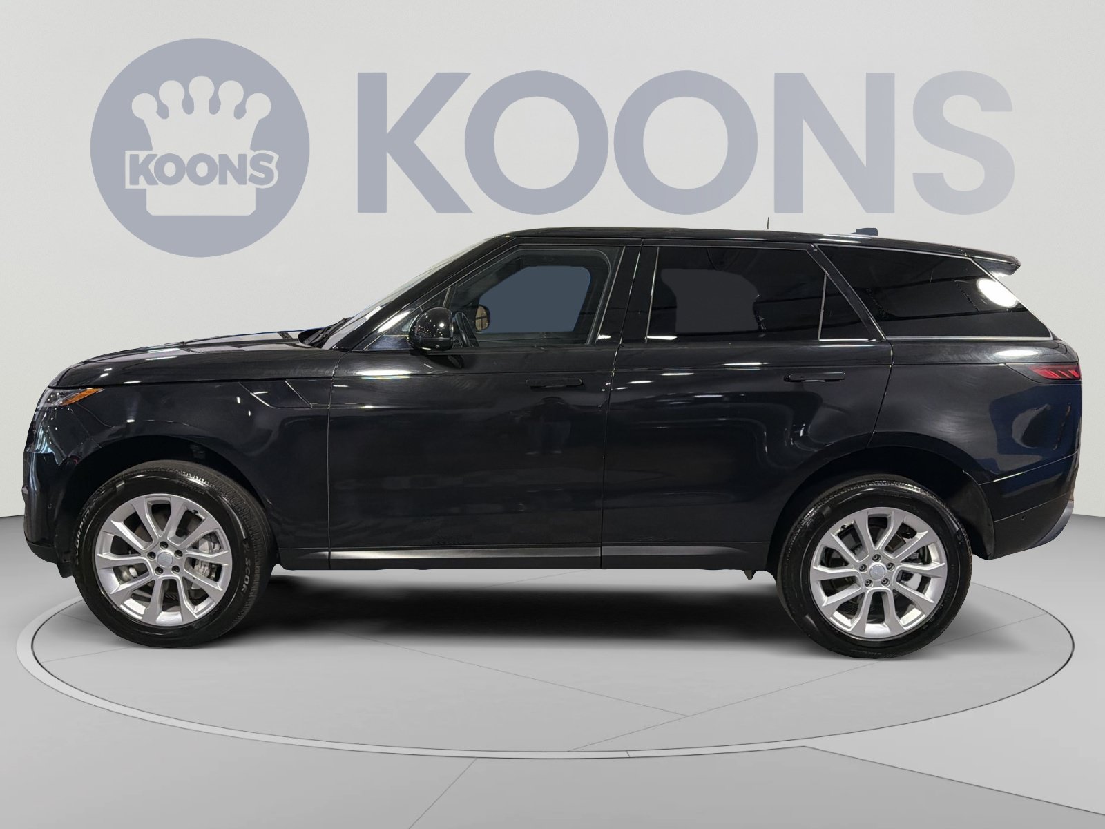 Used 2025 Land Rover Range Rover Sport SE AWD/4WD image 2