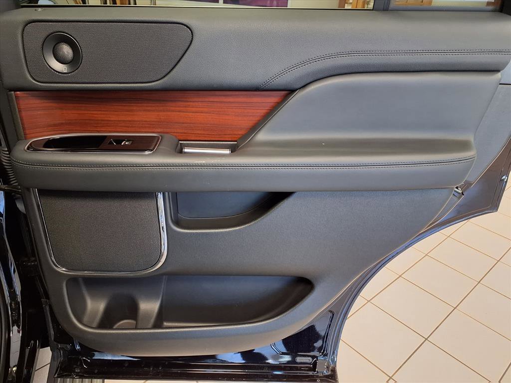 Used 2023 Lincoln Navigator Reserve image 12