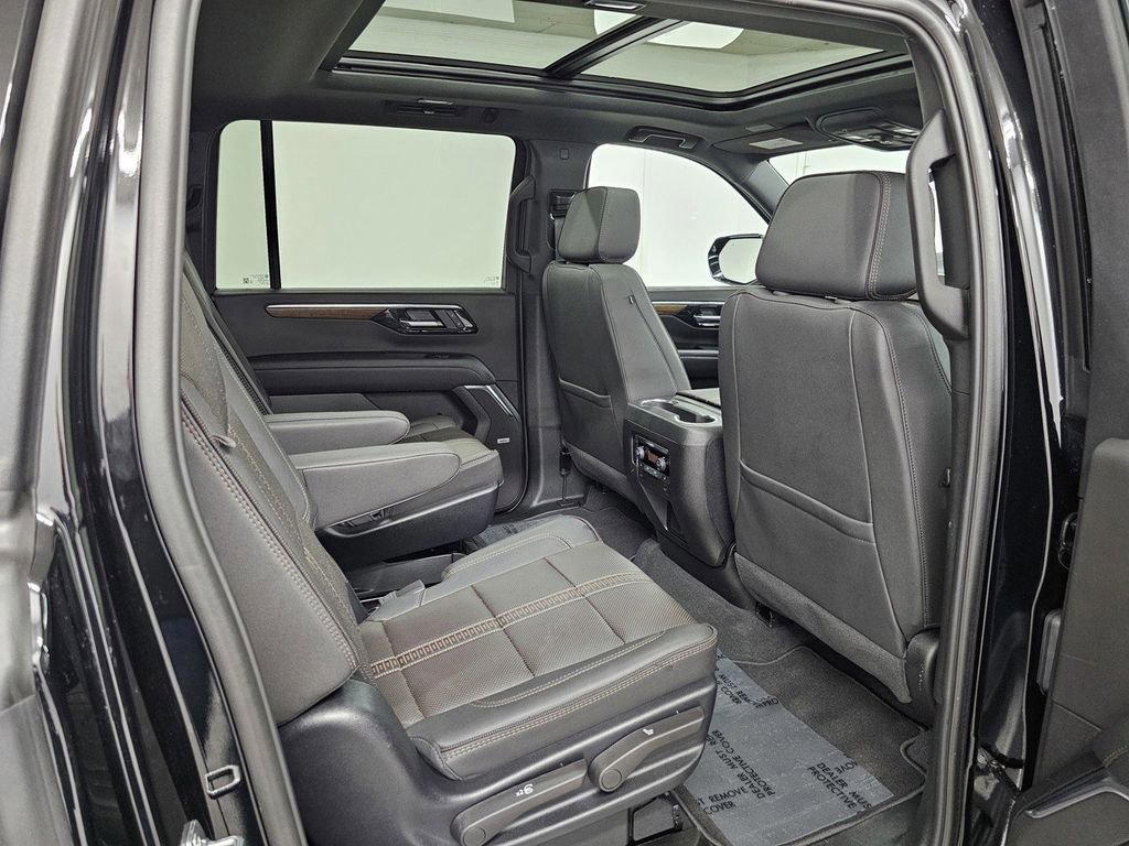 Used 2025 Chevrolet Suburban High Country AWD/4WD image 27