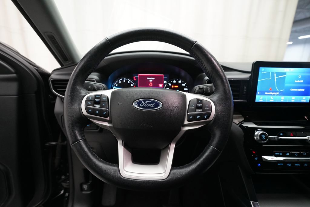 Used 2023 Ford Explorer Limited w/ Equipment Group 301A AWD/4WD image 4