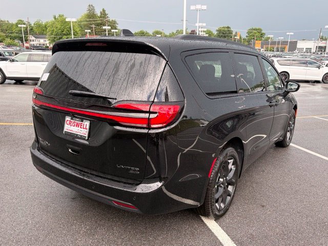 New 2027 Chrysler Pacifica Limited w/ Family Tech Group AWD/4WD image 8