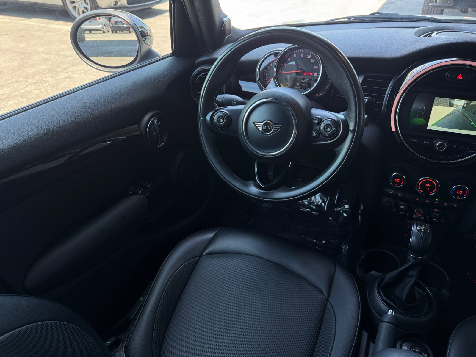 Used 2019 MINI Cooper 4-Door Hardtop w/ Signature Upholstery Package FWD image 18