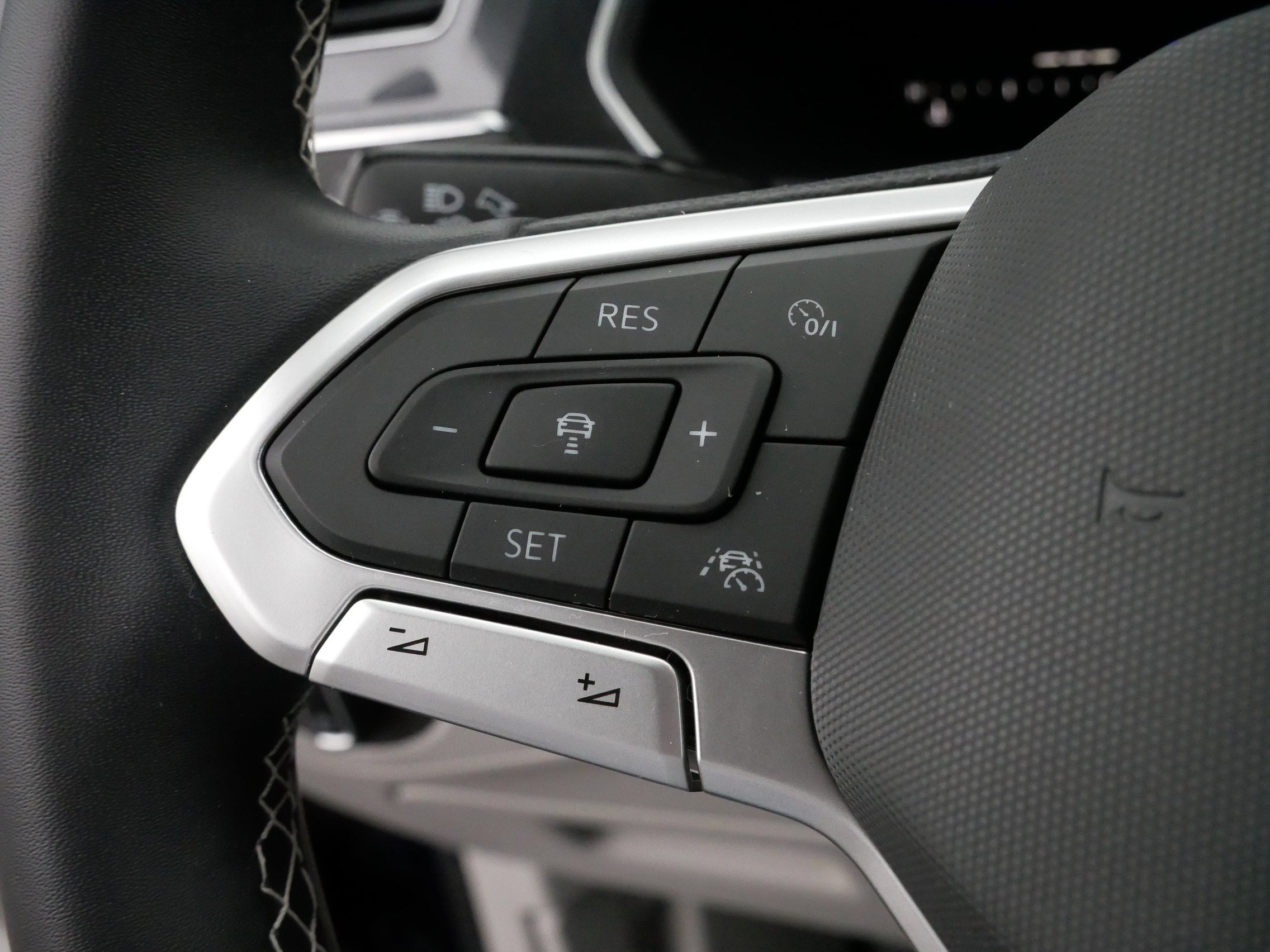 Certified 2022 Volkswagen Tiguan SE image 25