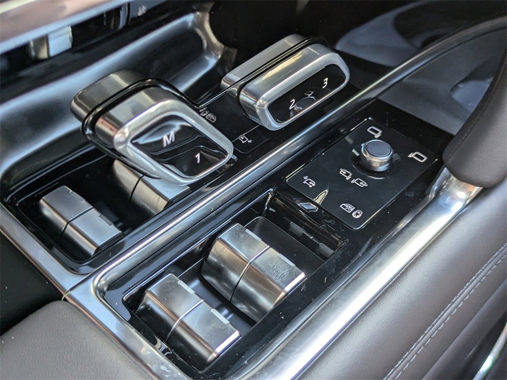 New 2025 Land Rover Range Rover Long Wheelbase SE image 21