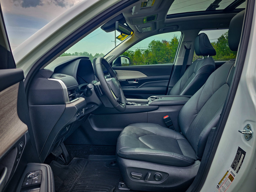 Used 2025 Toyota Grand Highlander AWD image 13