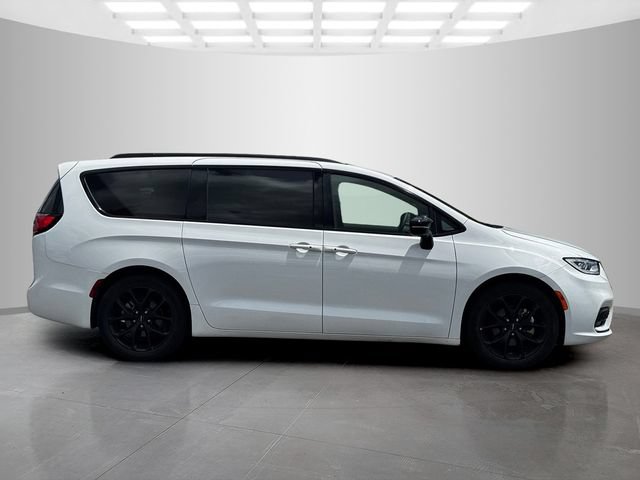 Certified 2025 Chrysler Pacifica Limited FWD image 8
