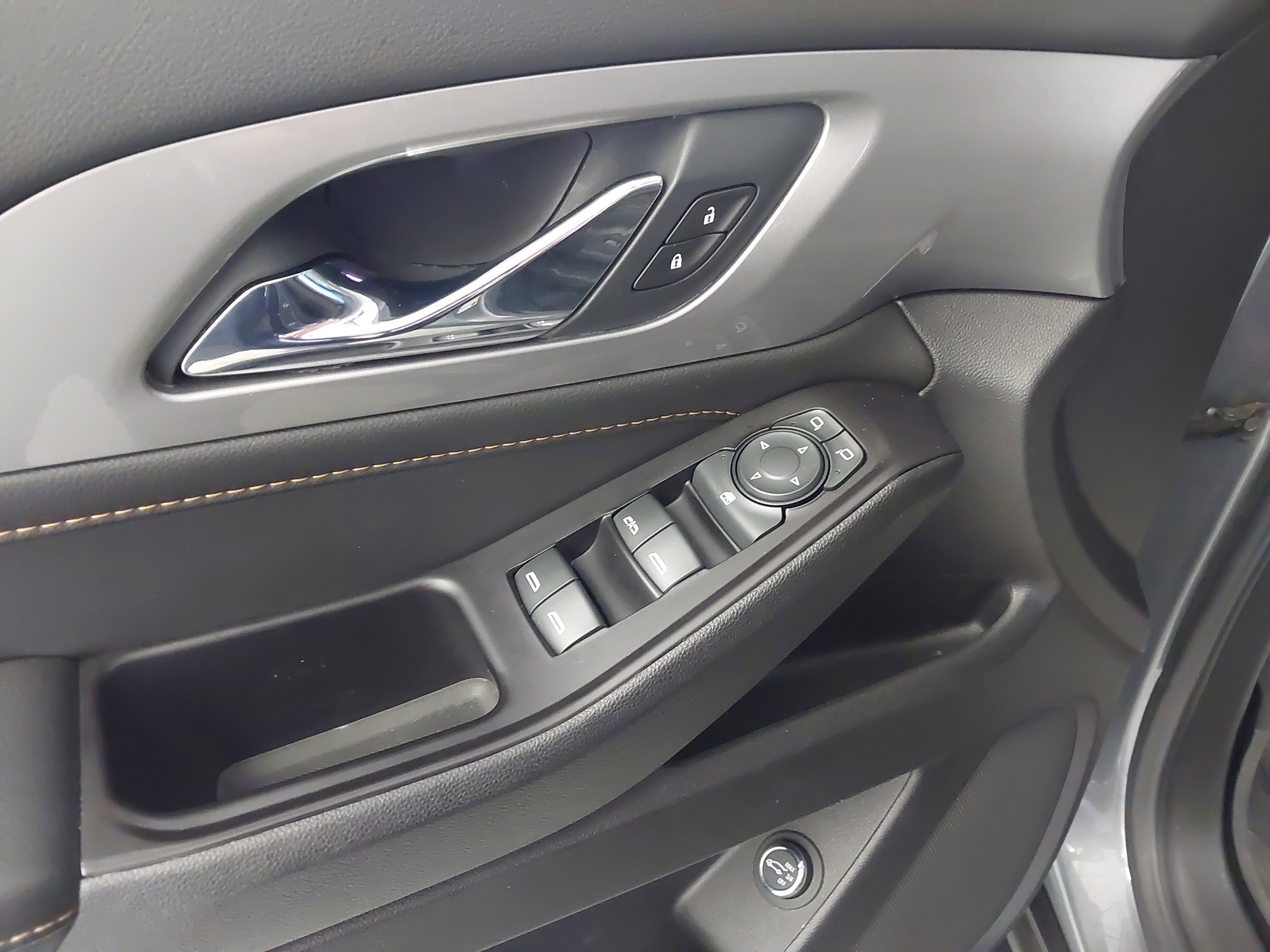 Used 2020 Chevrolet Traverse LT FWD image 26