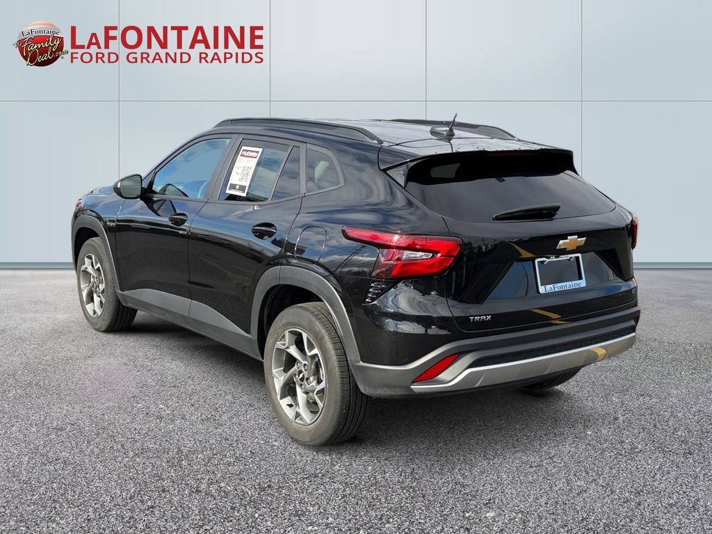 Used 2025 Chevrolet Trax LT FWD image 5