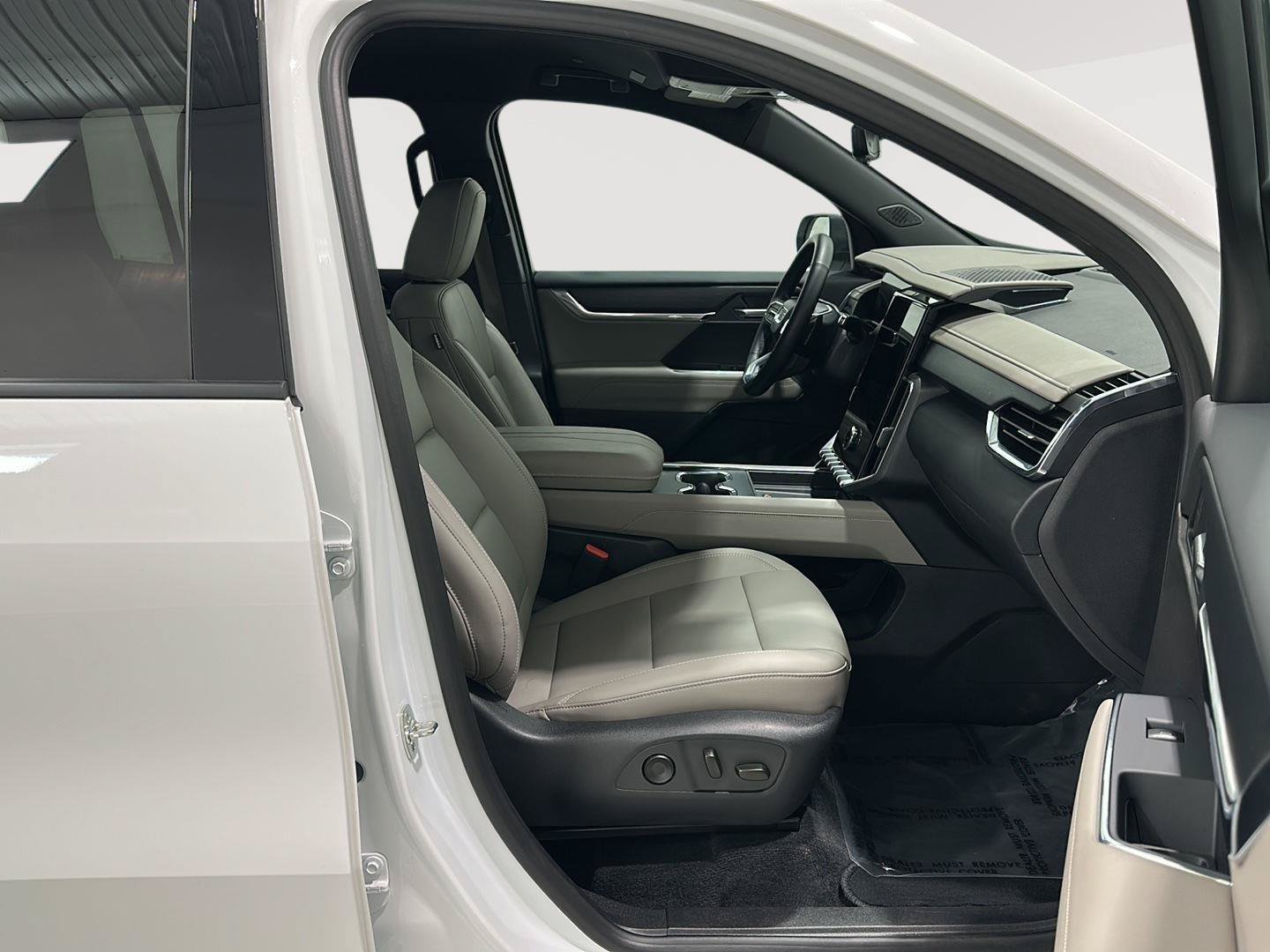 Used 2026 GMC Acadia Elevation w/ Elevation Premium Package AWD/4WD image 26