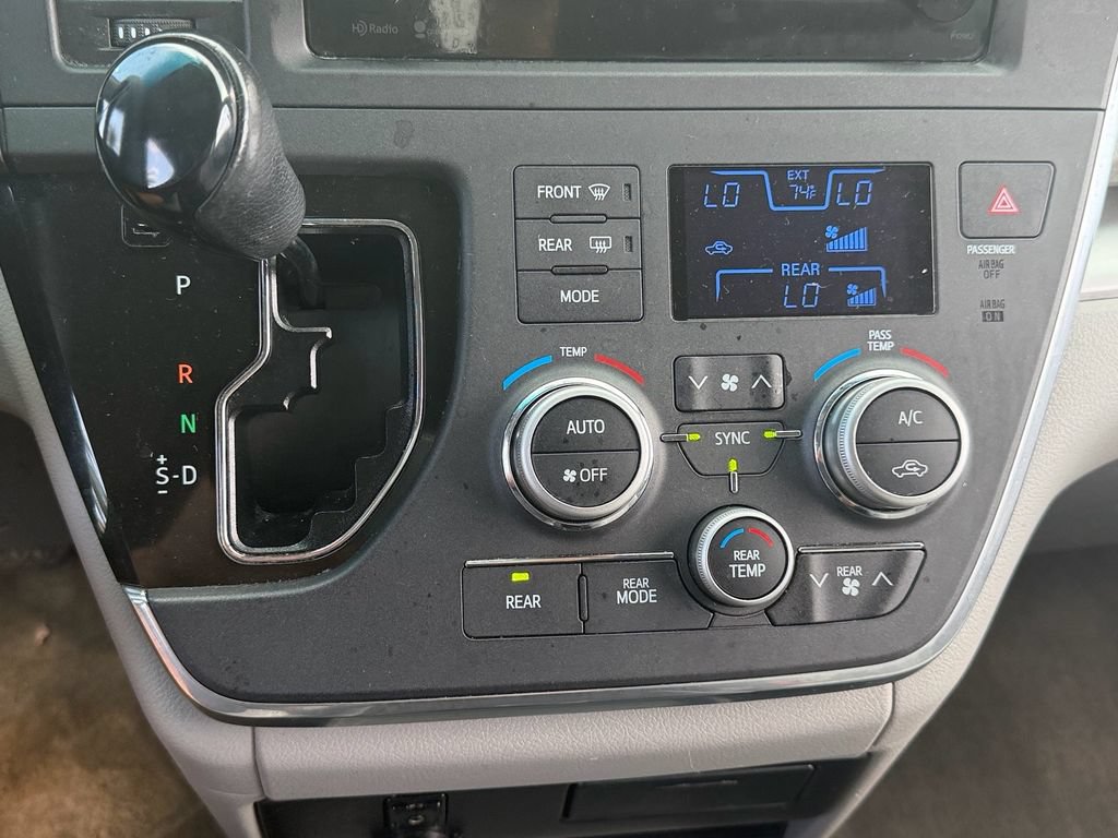 Used 2015 Toyota Sienna LE FWD image 20