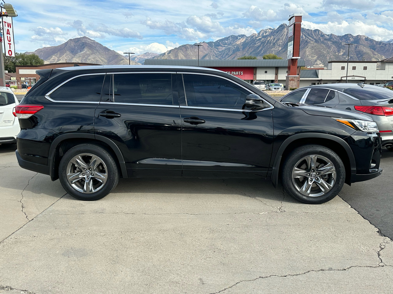 Used 2017 Toyota Highlander Limited image 4