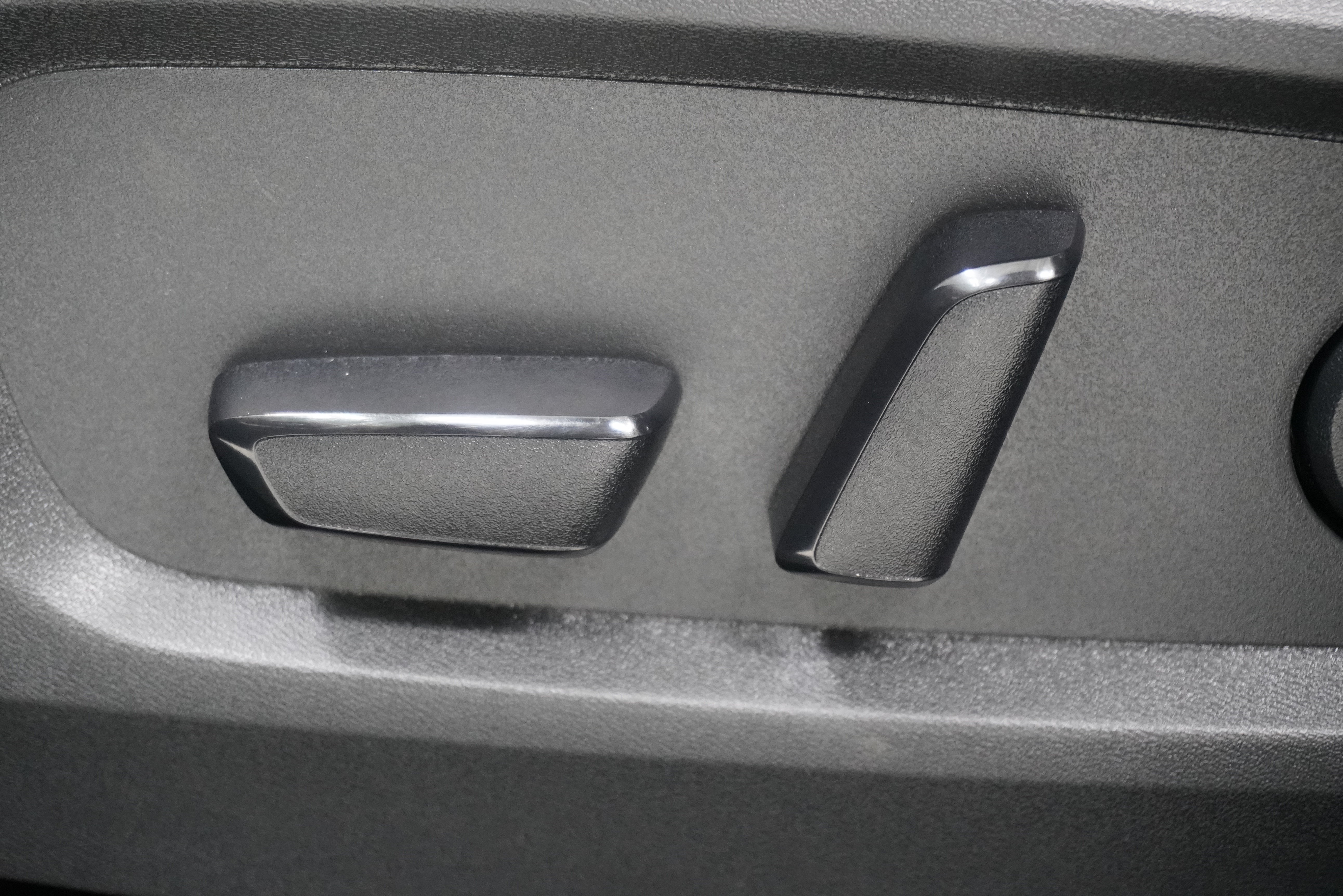 Used 2024 Nissan Pathfinder Platinum w/ Lighting Package (N93) FWD image 17