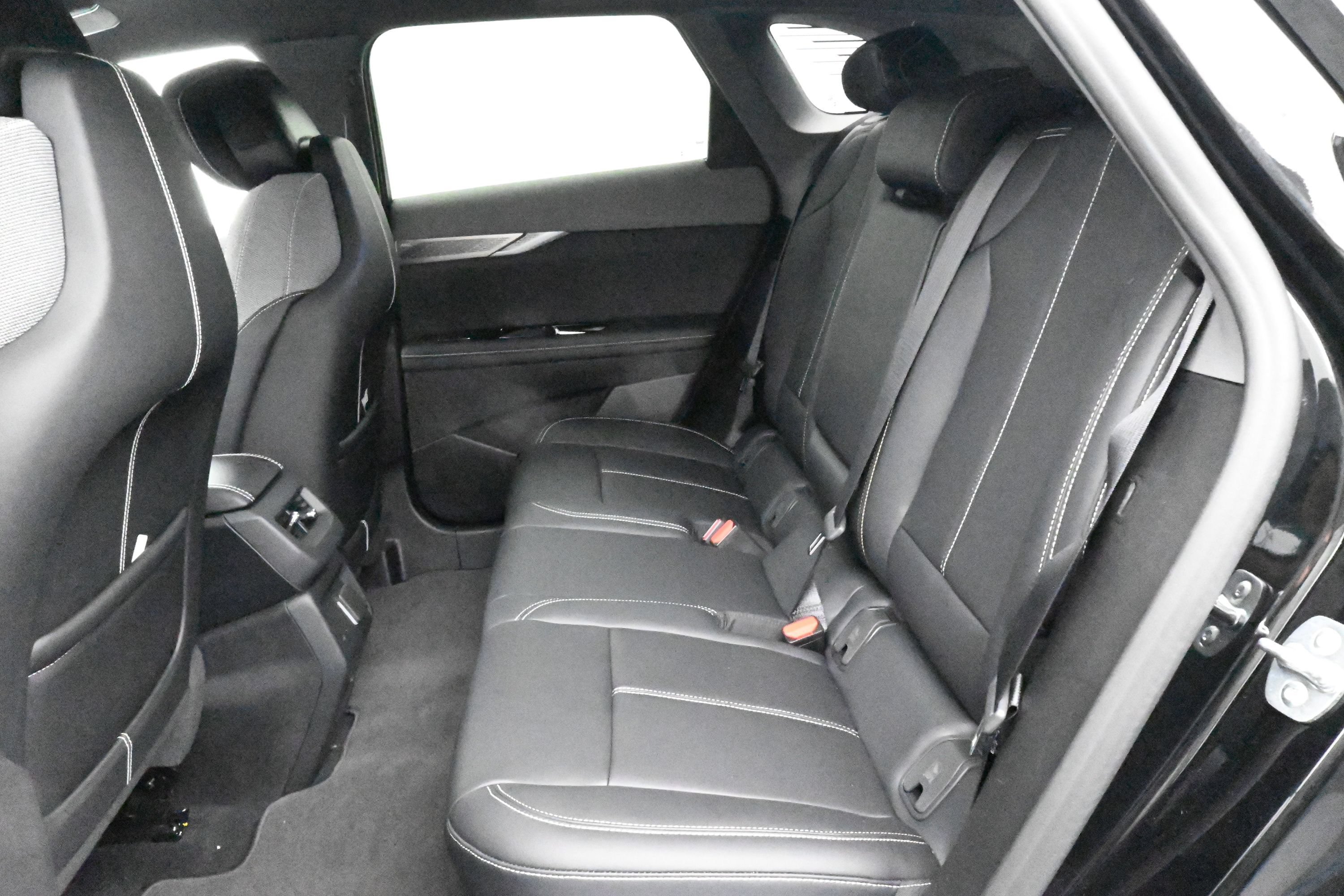 New 2027 Cadillac Optiq Luxury w/ LPO, Floor Liner Package AWD/4WD image 9