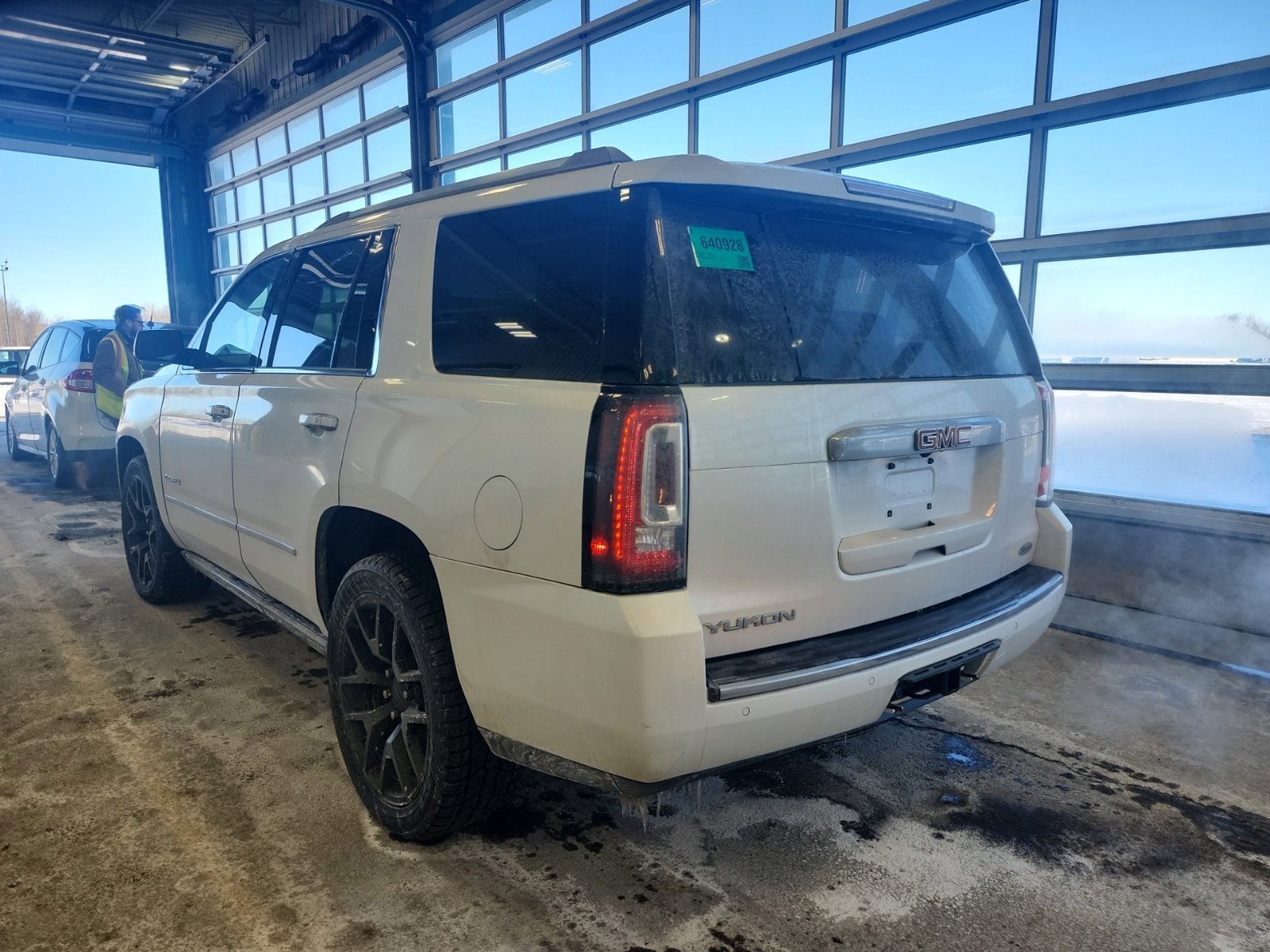 Used 2018 GMC Yukon Denali w/ Denali Ultimate Black Edition AWD/4WD image 7