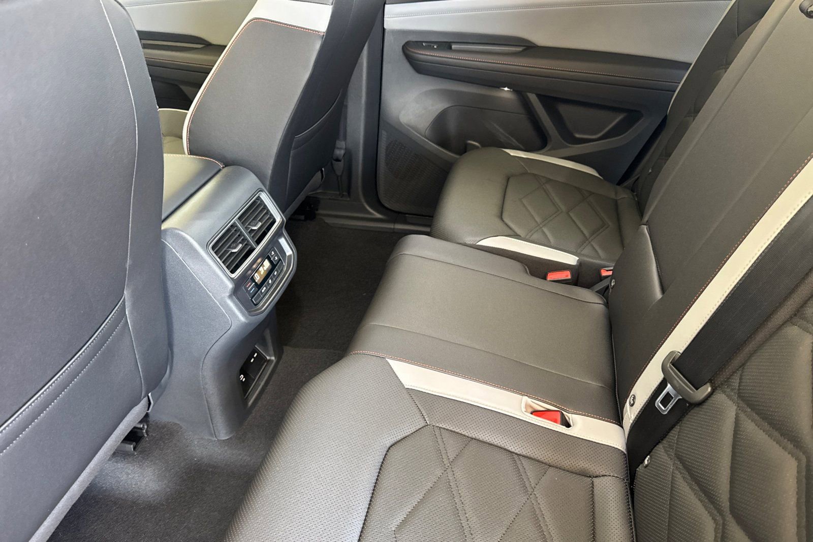 New 2025 Volkswagen Atlas Peak Edition SE image 12