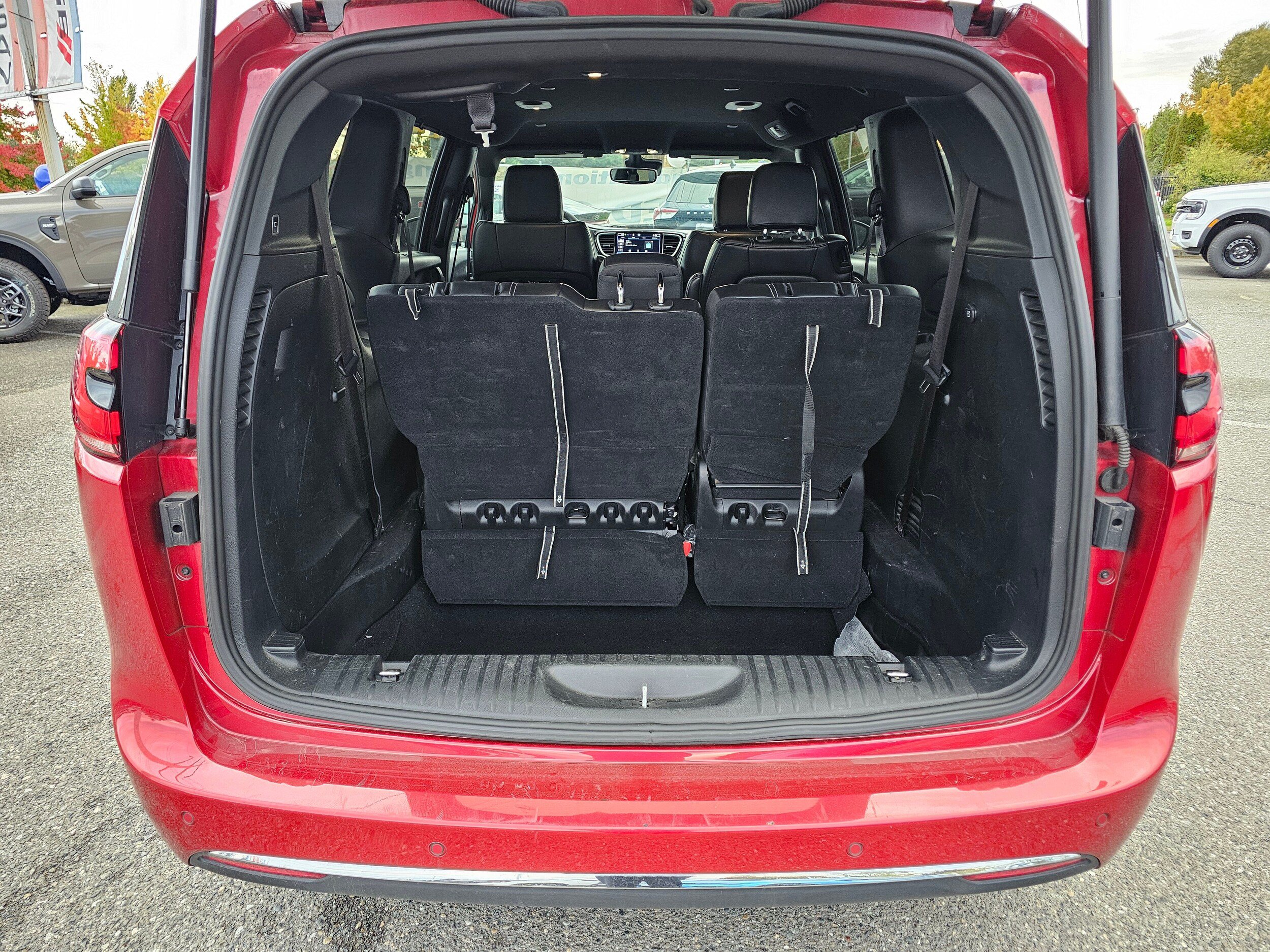 Used 2025 Chrysler Pacifica Select FWD image 10