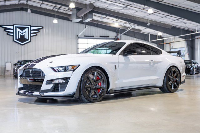 Used 2021 Ford Mustang Shelby GT500 w/ Carbon Fiber Track Pack RWD image 2